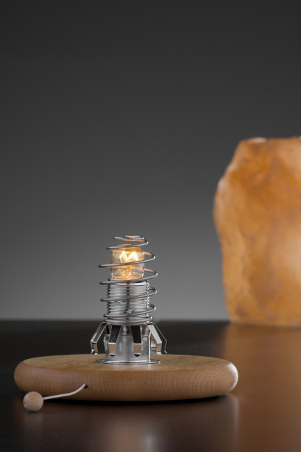 Lampe en cristal de sel protégée  3,5 kg, avec fiche suisse et prise de courant avec socle