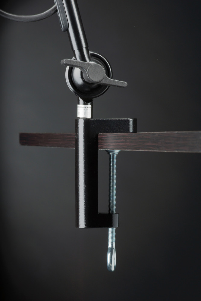 Lampe de travail (work lamp) 110 cm prise CH abat-jour noir, protégé avec pince de table