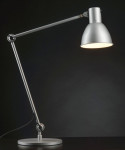 Lampe de travail (work lamp) protégée, prise CH, argentée avec pince de table.